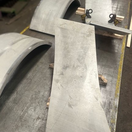 elementy metalowe zwiniete na walcarce 