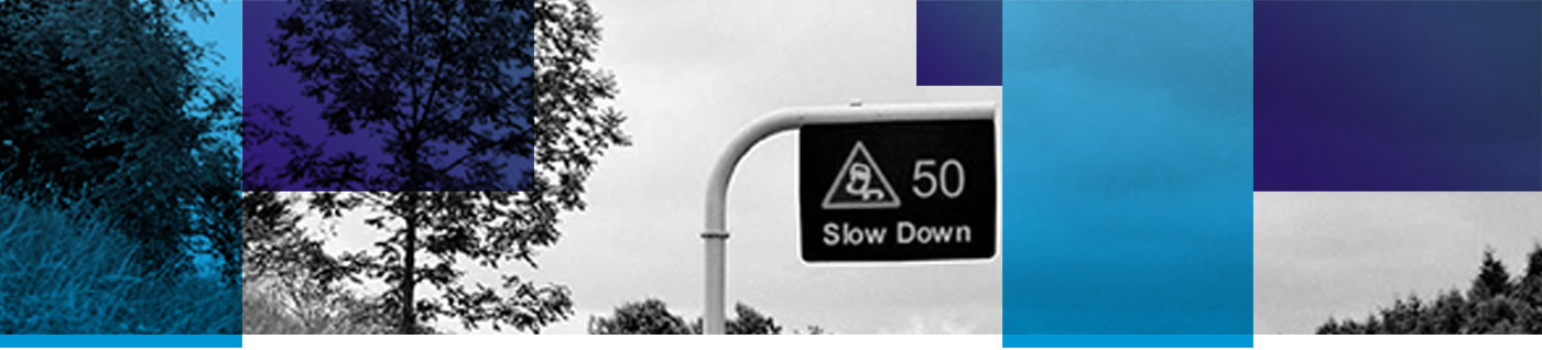 Baner wygięty znak drogowy na autostradzie